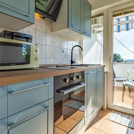 Апартаменты Cozy In With Kitchen